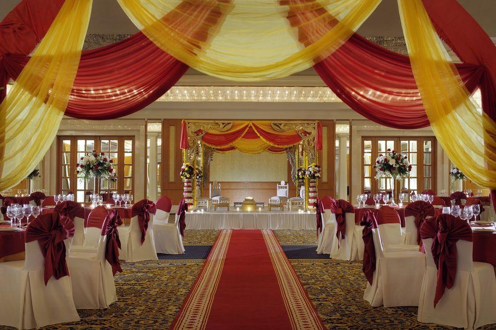 Готель The Bristol By Royal Orchid Management